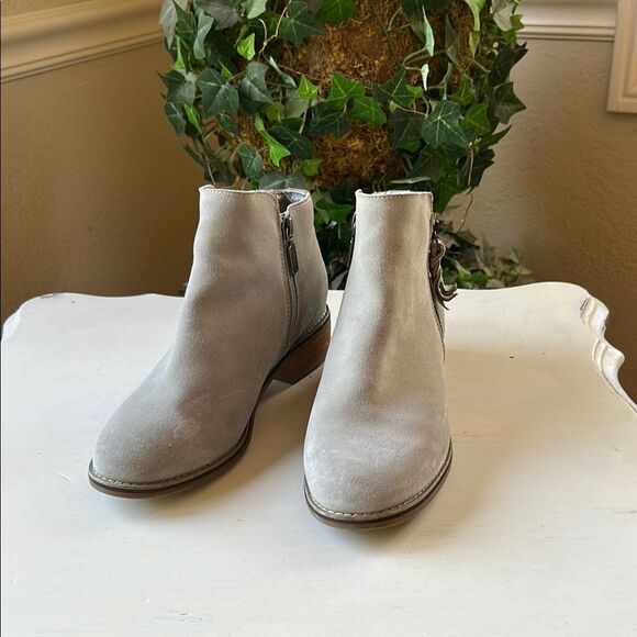 Waterproof Gray Suede Ankle Booties Minimalist Design - Picture 2 of 16